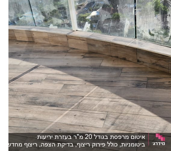 רצפת עץ עם חיבורי איטום ליד חלון זכוכית